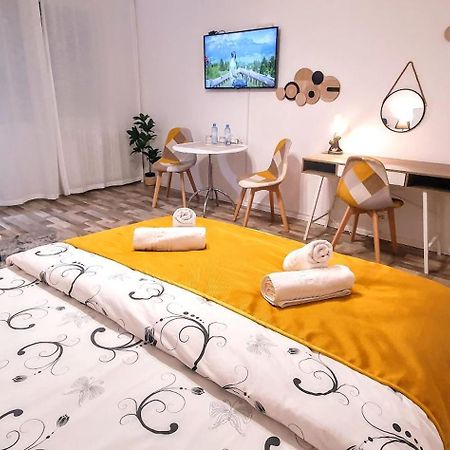 The Yellow King - Luxurious Apartment Бухарест Экстерьер фото